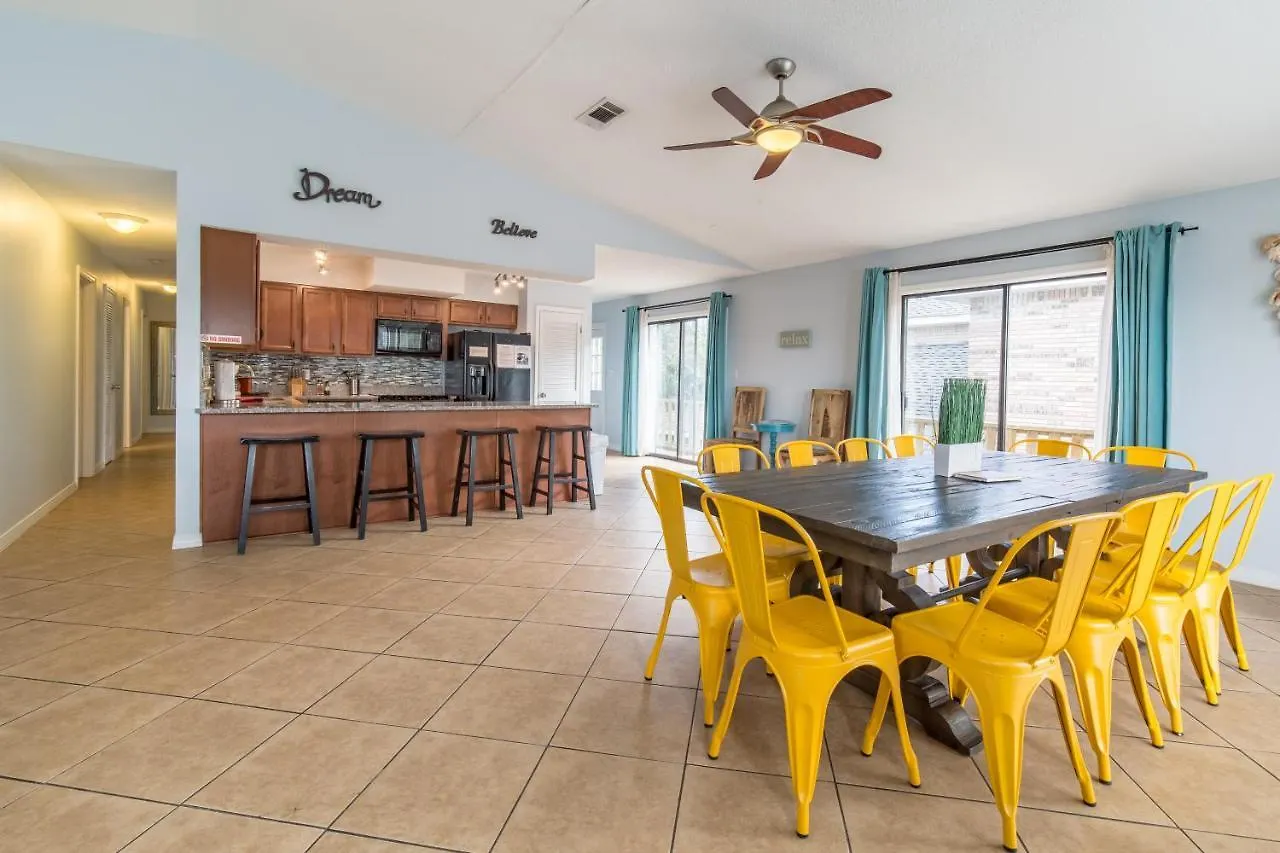 Holiday home Zula Retreat: Pet-friendly Oasis With Pool, Steps From Shore *