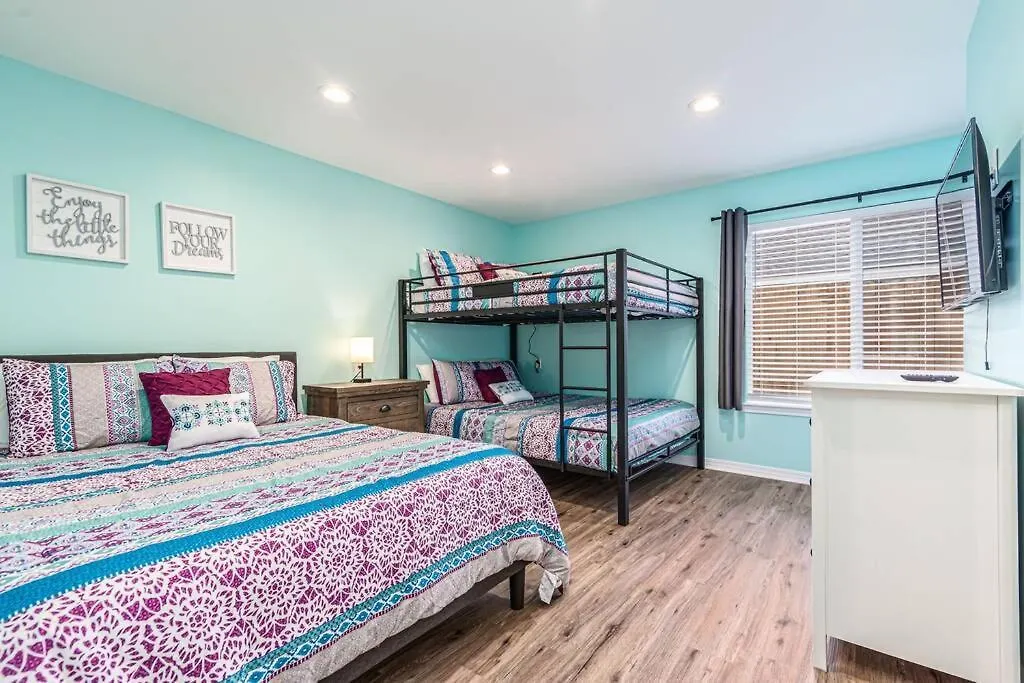 Zula Breeze House, Sleeps 18, Private Heated Pool Spa, 3min Walk To The Beach, Pets Welcome, Fenced Yard Ferienhaus