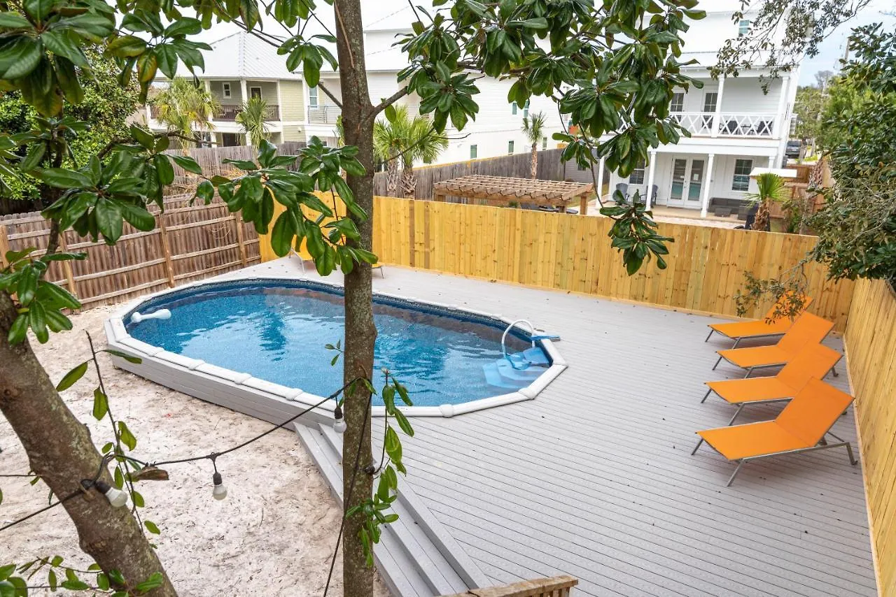 Holiday home Zula Retreat: Pet-friendly Oasis With Pool, Steps From Shore