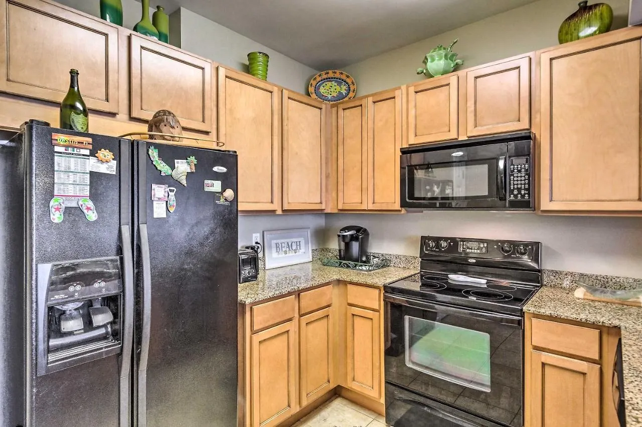 With Amenities And Pool Less Than Half Mi To Appartamento