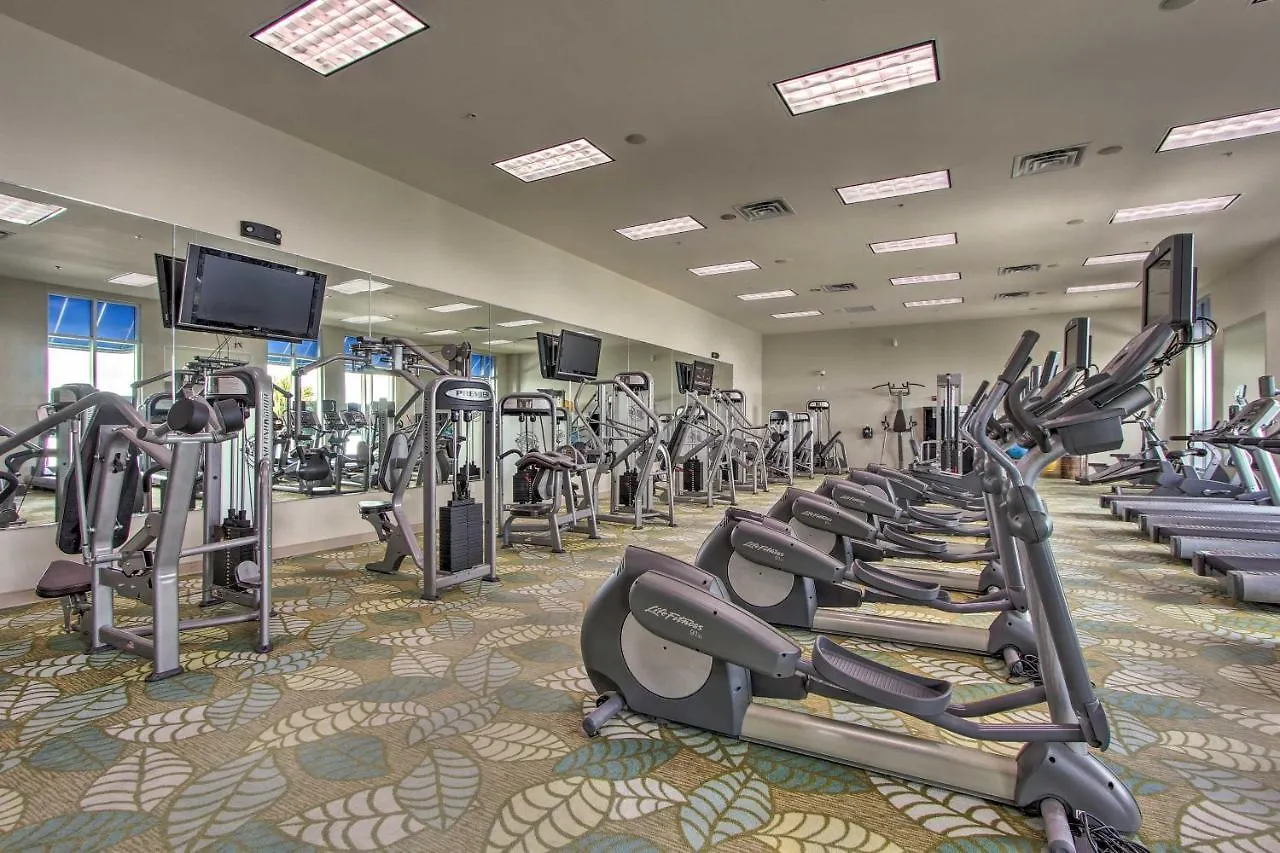 With Amenities And Pool Less Than Half Mi To Appartamento