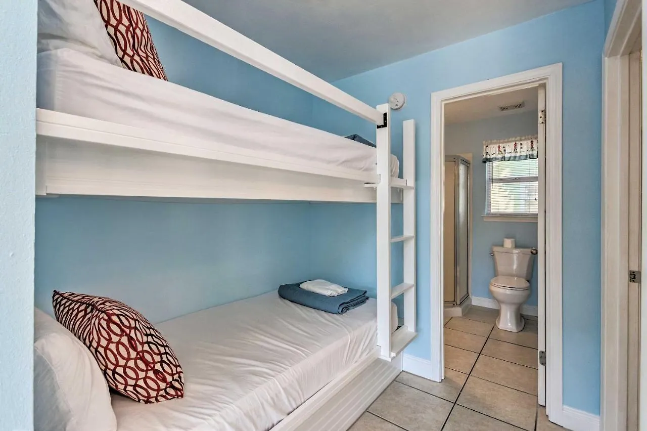 Holiday home Charming Walk To Beach And Dining!
