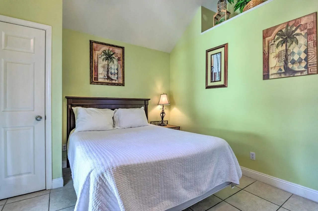 Charming Walk To Beach And Dining!