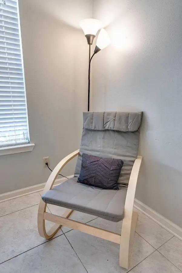 Cozy 1br With Pool And Gym Centrally Located Holiday home