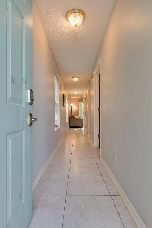 Holiday home Cozy 1br With Pool And Gym Centrally Located