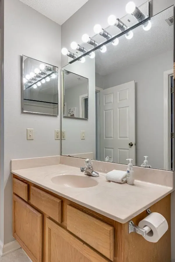 Holiday home Cozy 1br With Pool And Gym Centrally Located *