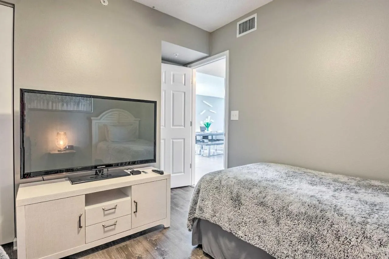 Apartamento With Views, Heated Pool, And Access *