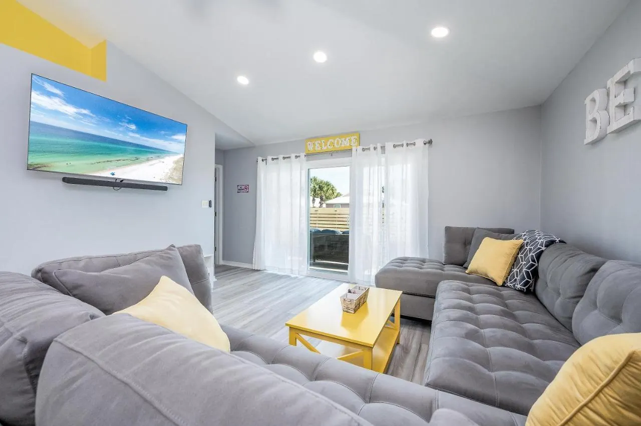 Luxurious House, Private Heated Pool, Dedicated Office, Mins Walk To & Shops 펜션 *