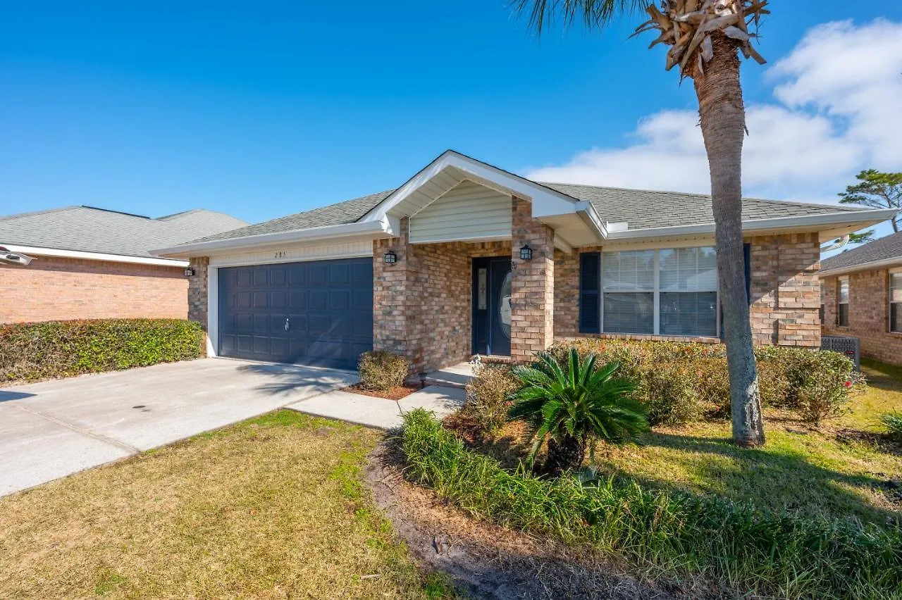 Luxurious House, Private Heated Pool, Dedicated Office, Mins Walk To & Shops *