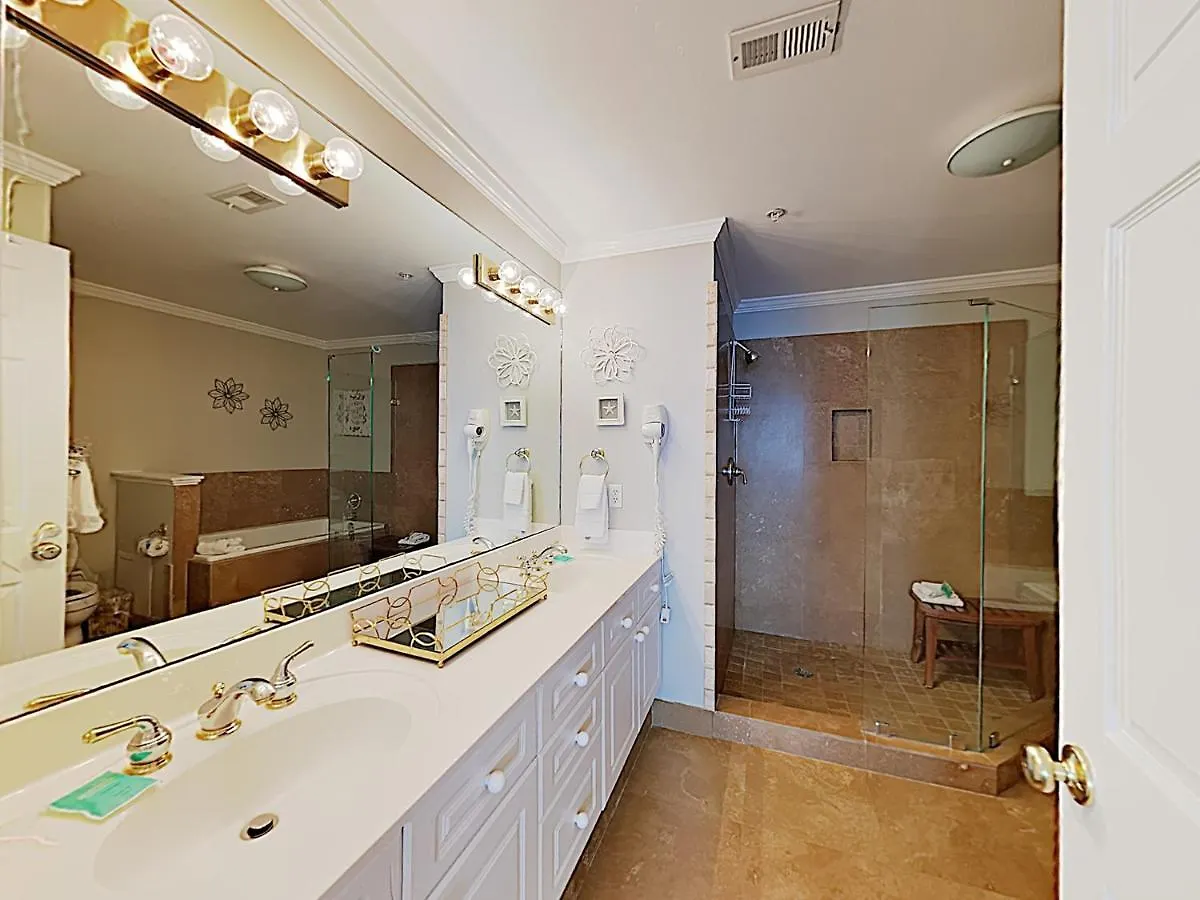 Beautiful In With Outdoor Swimming Pool And 3 Bedrooms *