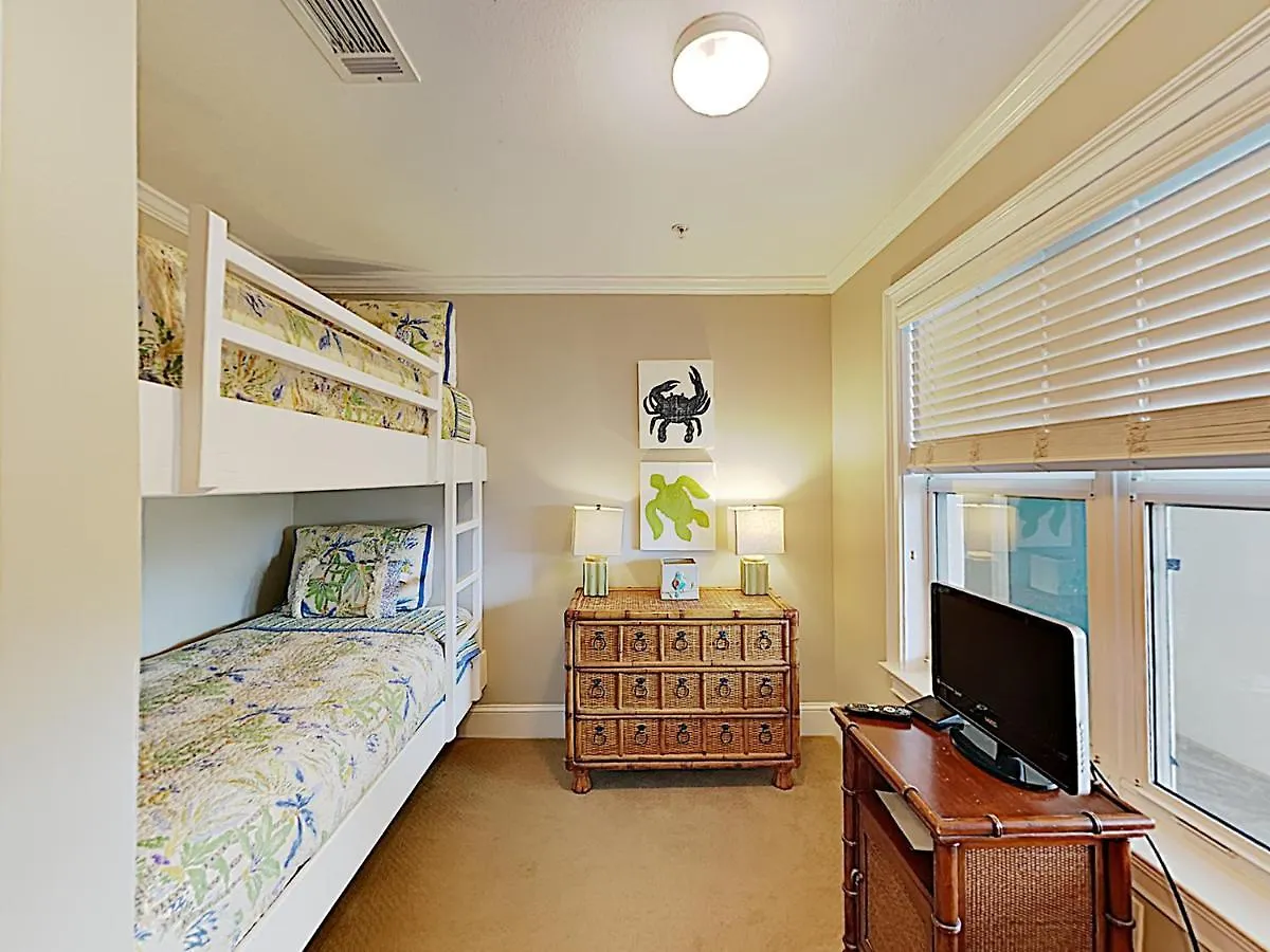 Beautiful In With Outdoor Swimming Pool And 3 Bedrooms