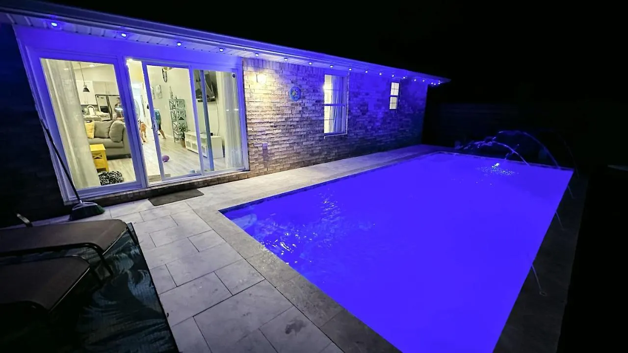 펜션 Luxurious House, Private Heated Pool, Dedicated Office, Mins Walk To & Shops *