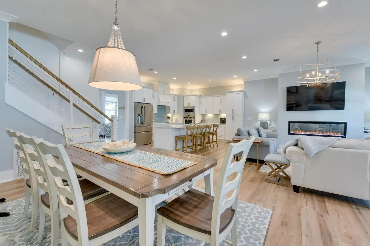 Miramar Retreat With Pool Access And Fireplace! Holiday home Destin