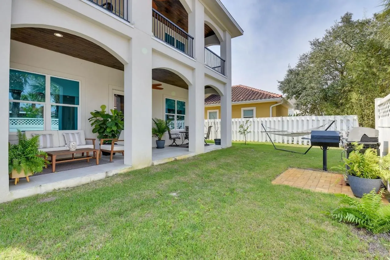 Holiday home Miramar Retreat With Pool Access And Fireplace!