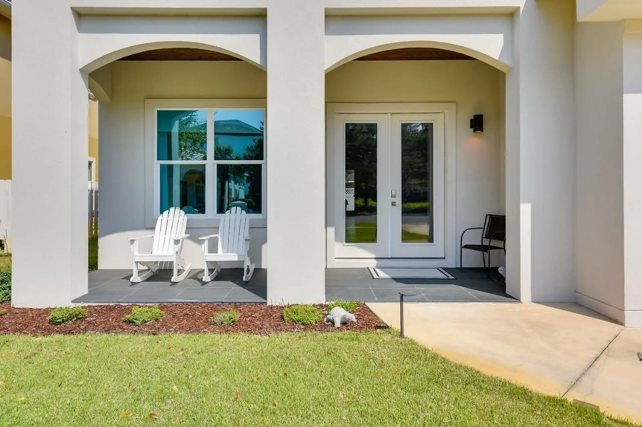 Holiday home Miramar Retreat With Pool Access And Fireplace!