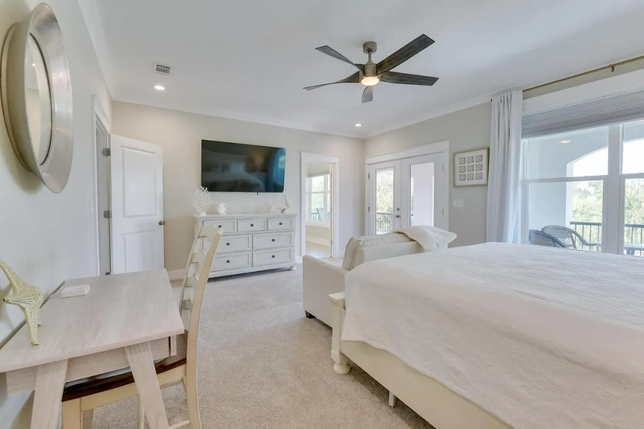 Miramar Retreat With Pool Access And Fireplace!