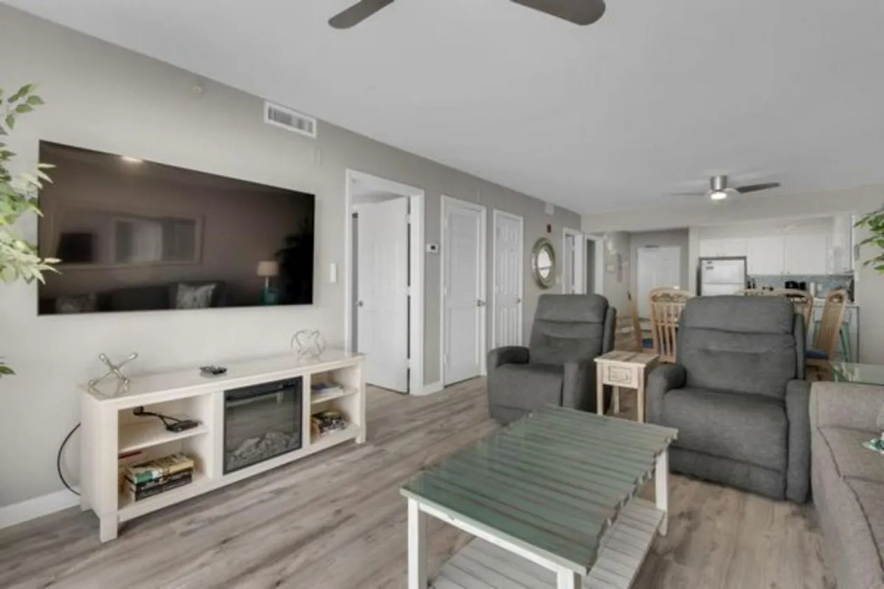 Pelican 1213 Apartment