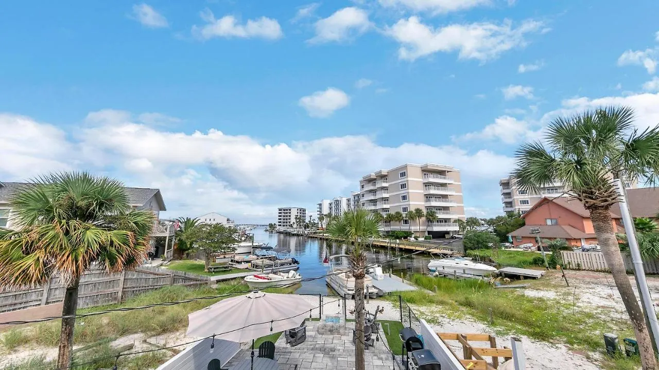 Holiday home Red Hot Retreat - Updated Isle Townhome On The Harbor *
