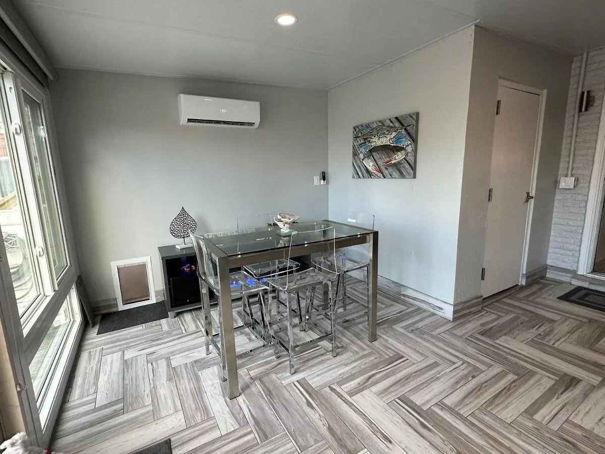 Red Hot Retreat - Updated Isle Townhome On The Harbor Holiday home *