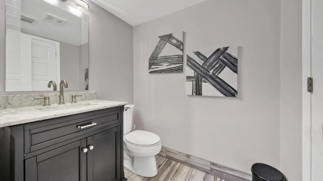 Red Hot Retreat - Updated Isle Townhome On The Harbor