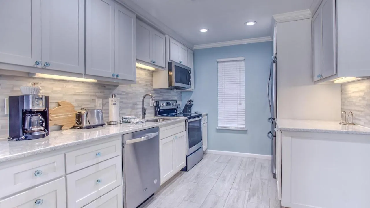 Poolside 106 - Updated Beachfront On Isle In Feriehus Destin