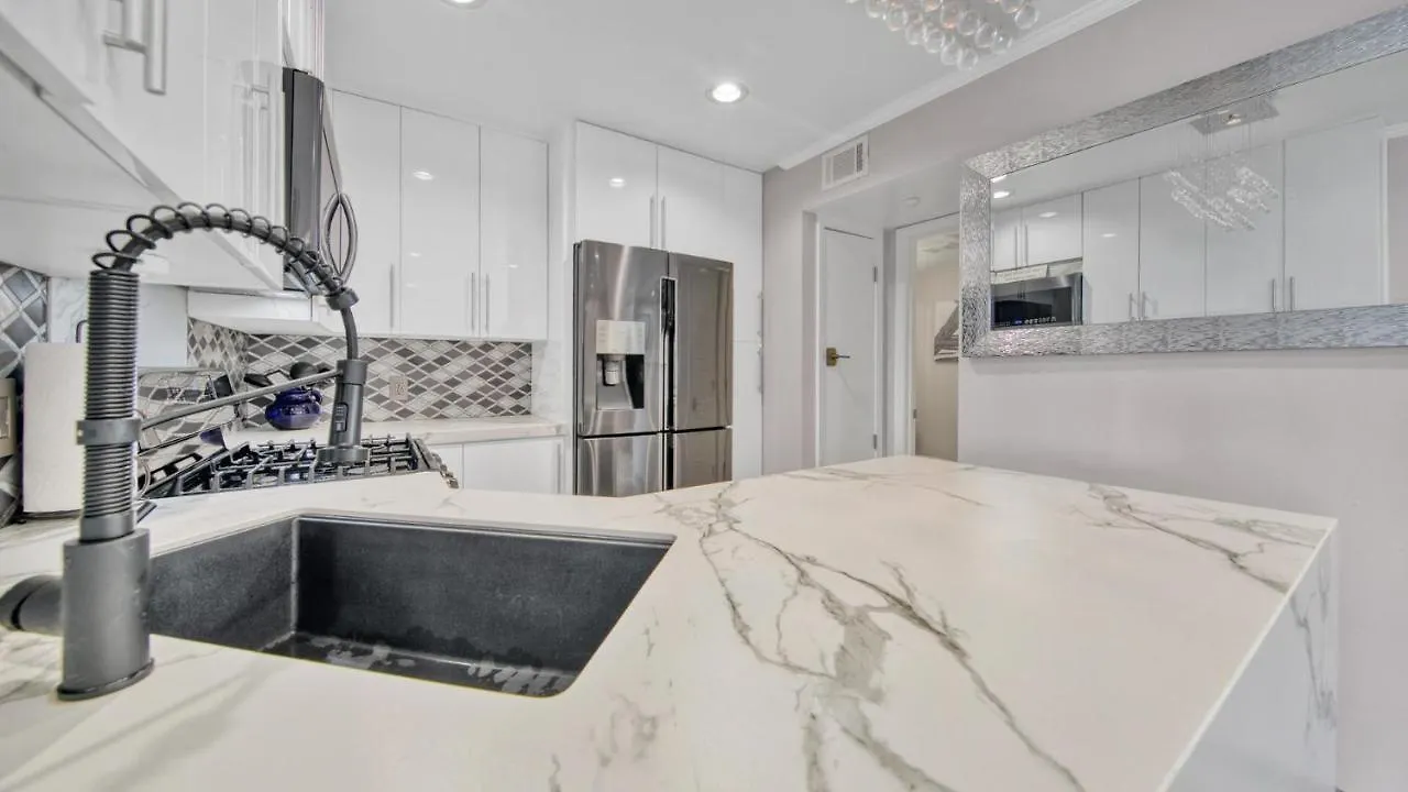 Holiday home Red Hot Retreat - Updated Isle Townhome On The Harbor *