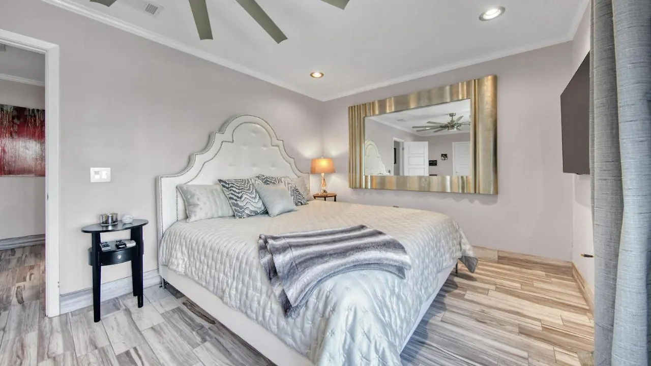 Red Hot Retreat - Updated Isle Townhome On The Harbor Holiday home