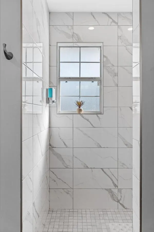 Luxurious House, Private Heated Pool, Dedicated Office, Mins Walk To & Shops 펜션 데스틴