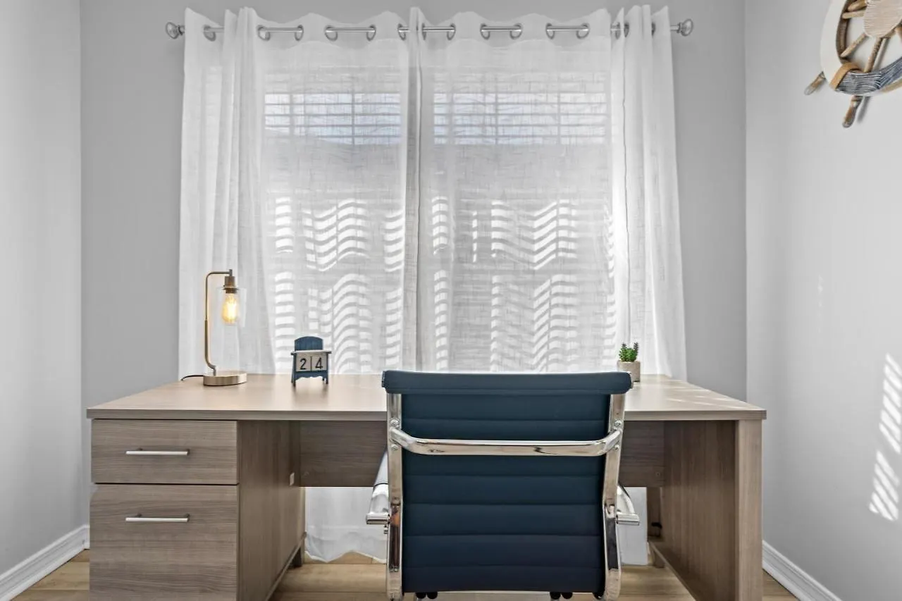 펜션 Luxurious House, Private Heated Pool, Dedicated Office, Mins Walk To & Shops 데스틴