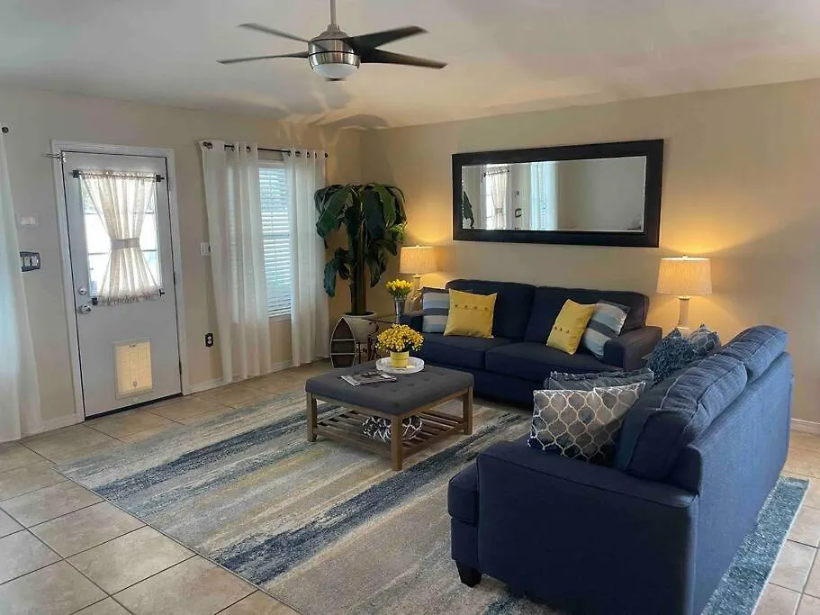 Miramar Walk To Pet Friendly Holiday home