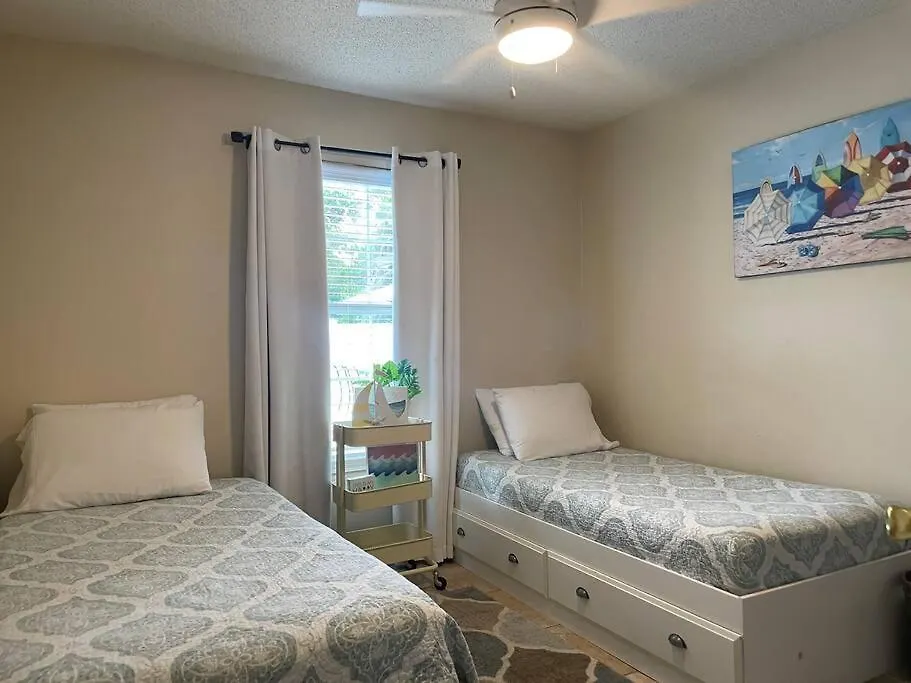 Miramar Walk To Pet Friendly Holiday home *