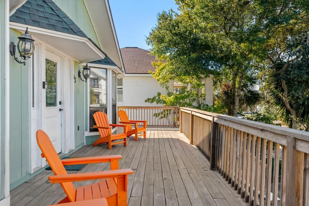 Holiday home Zula Retreat: Pet-friendly Oasis With Pool, Steps From Shore