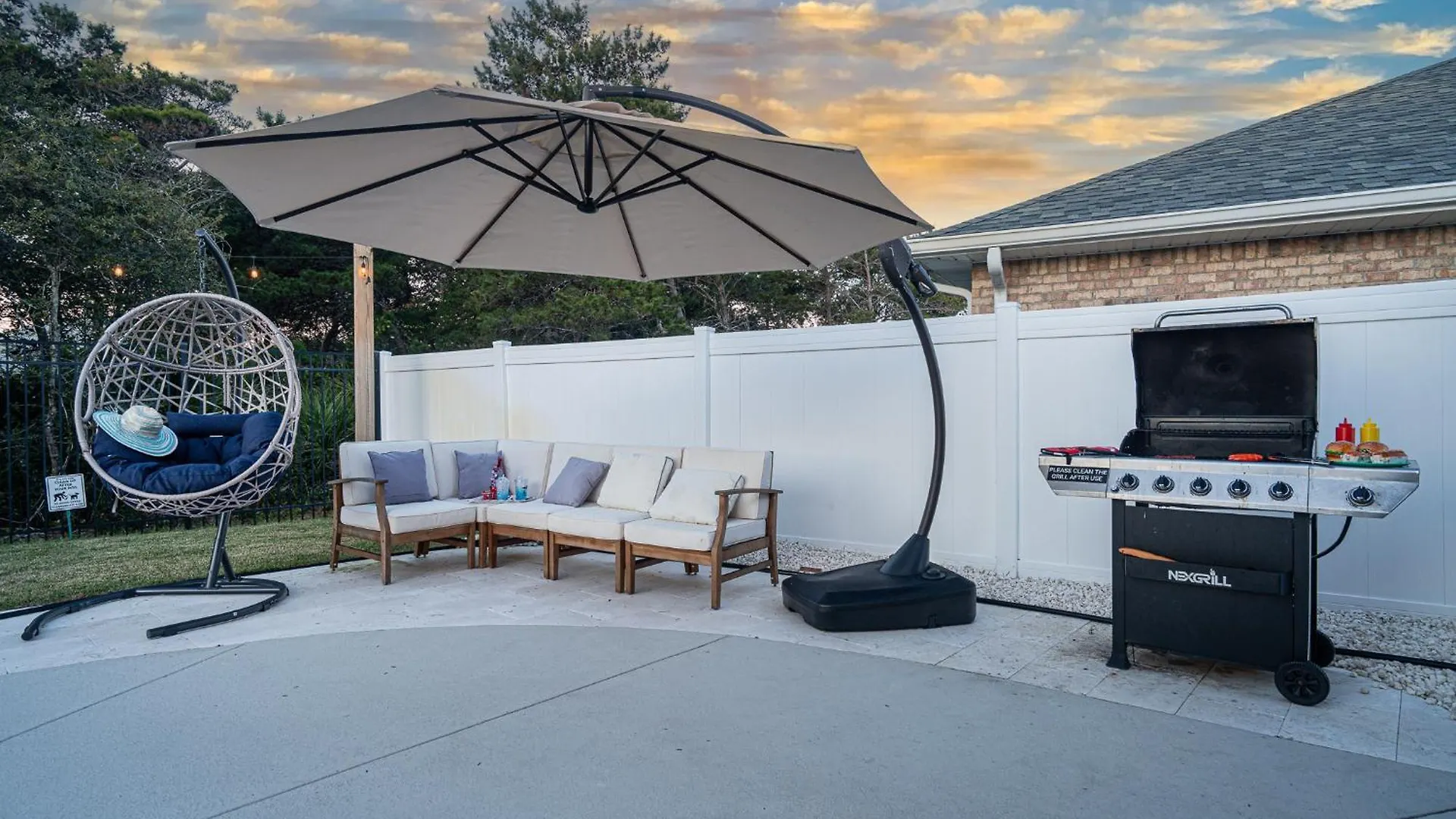 Heated Pool And Golf Cart, Walk To Beach! Best Deal! *