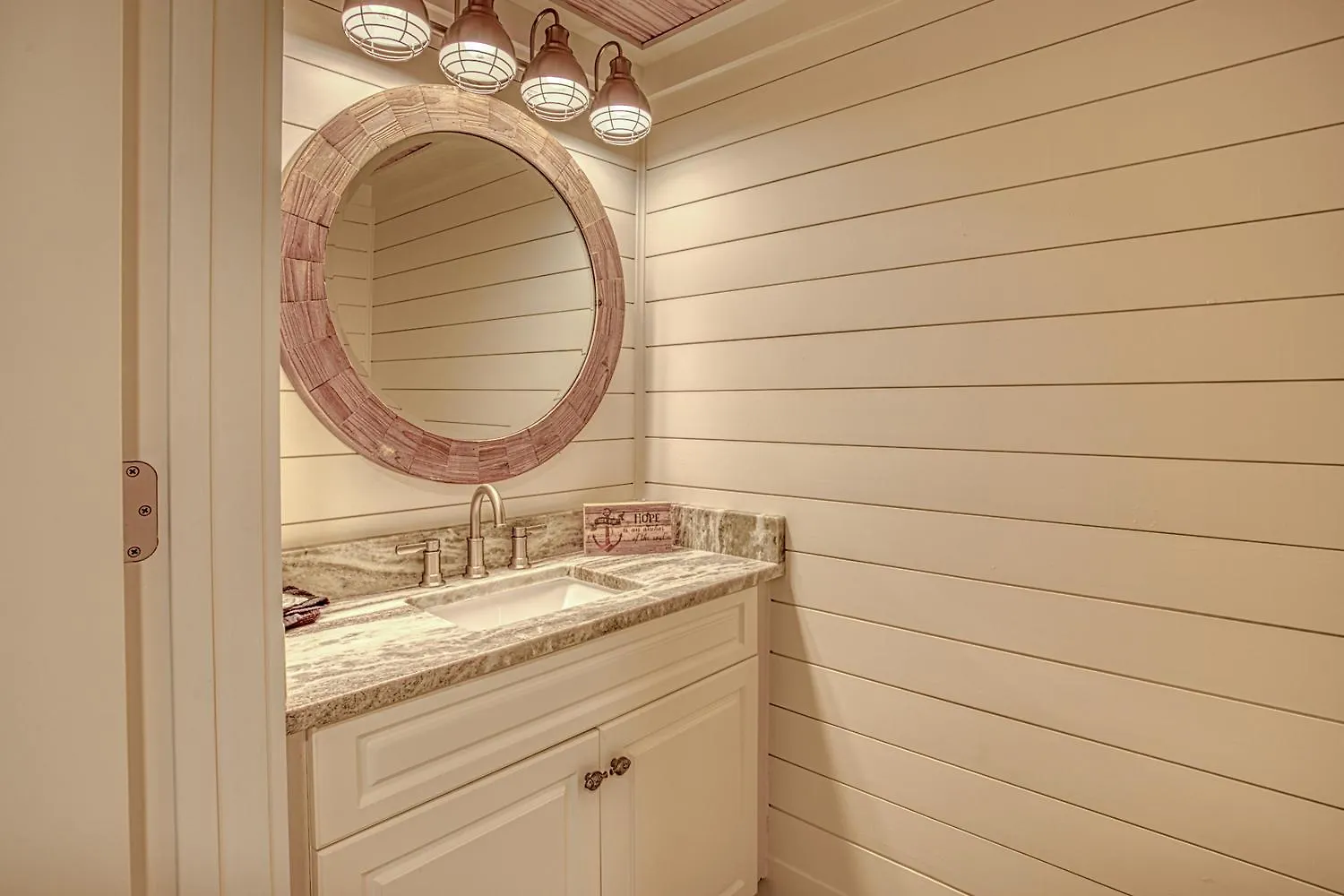 Southbay 101 Completely Remodeled 3 Bedroom Townhome Only 30 Yards From The Holiday home