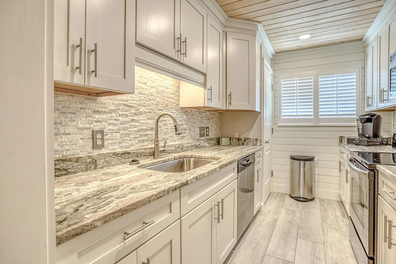 Southbay 101 Completely Remodeled 3 Bedroom Townhome Only 30 Yards From The Holiday home