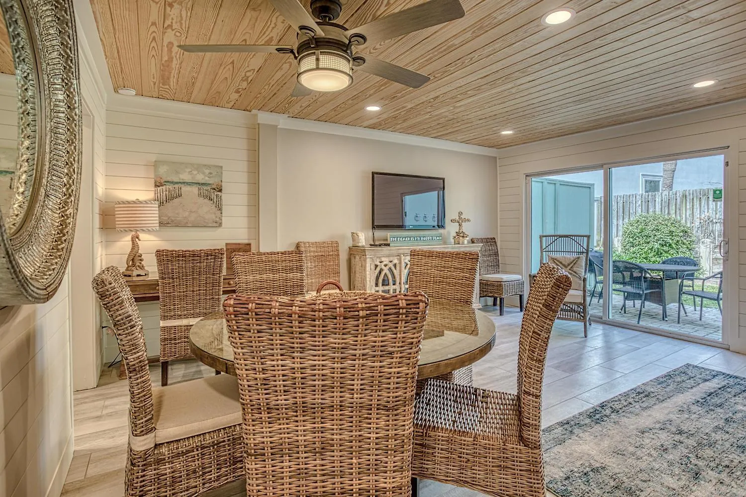 Southbay 101 Completely Remodeled 3 Bedroom Townhome Only 30 Yards From The Holiday home