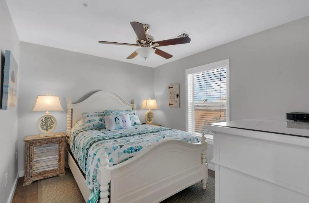 Remodeled 3 Bedroom - In The Heart Of Destin! * Destin