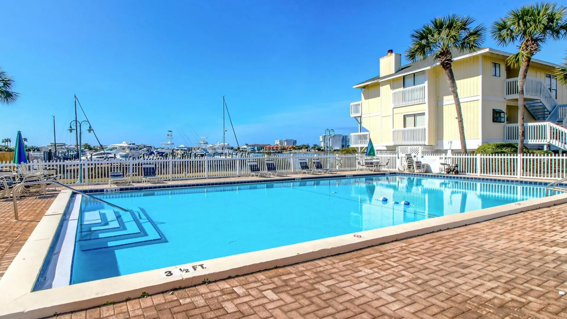 Hotel ​sandpiper Cove *