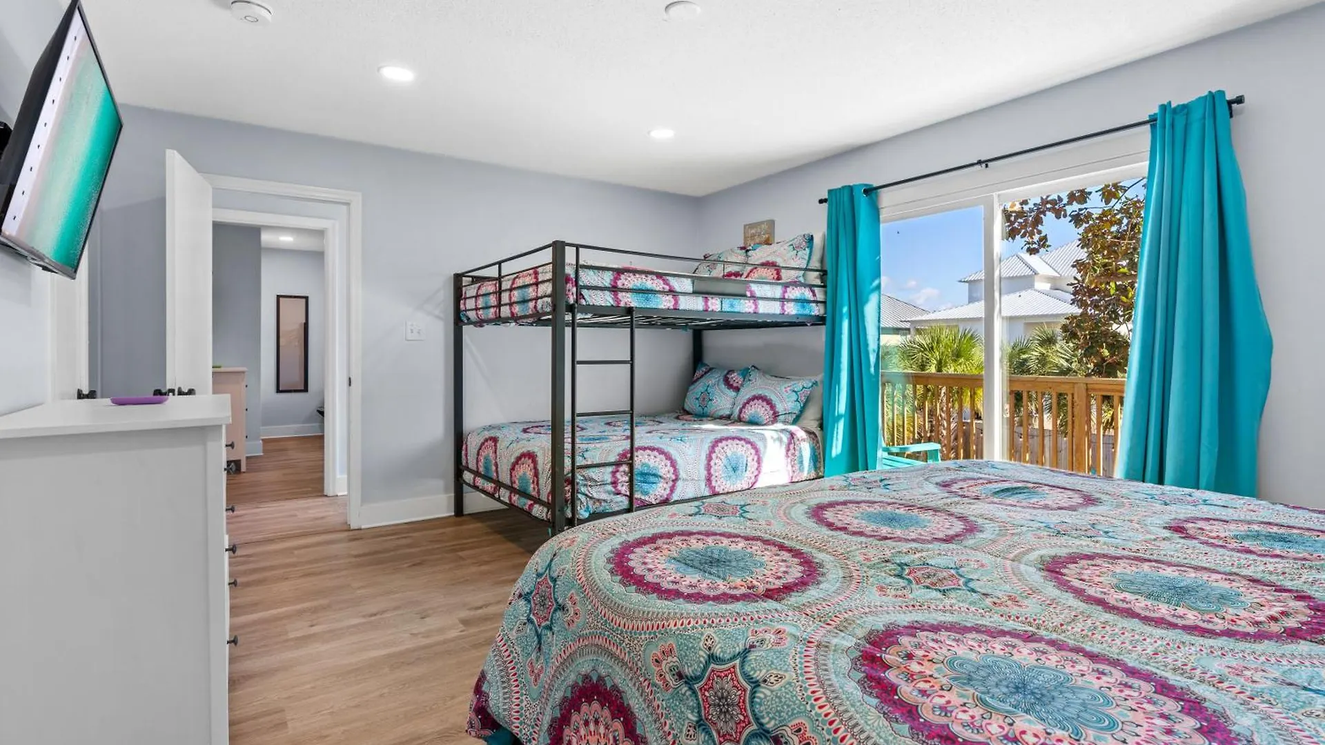 Zula Retreat: Pet-friendly Oasis With Pool, Steps From Shore Holiday home