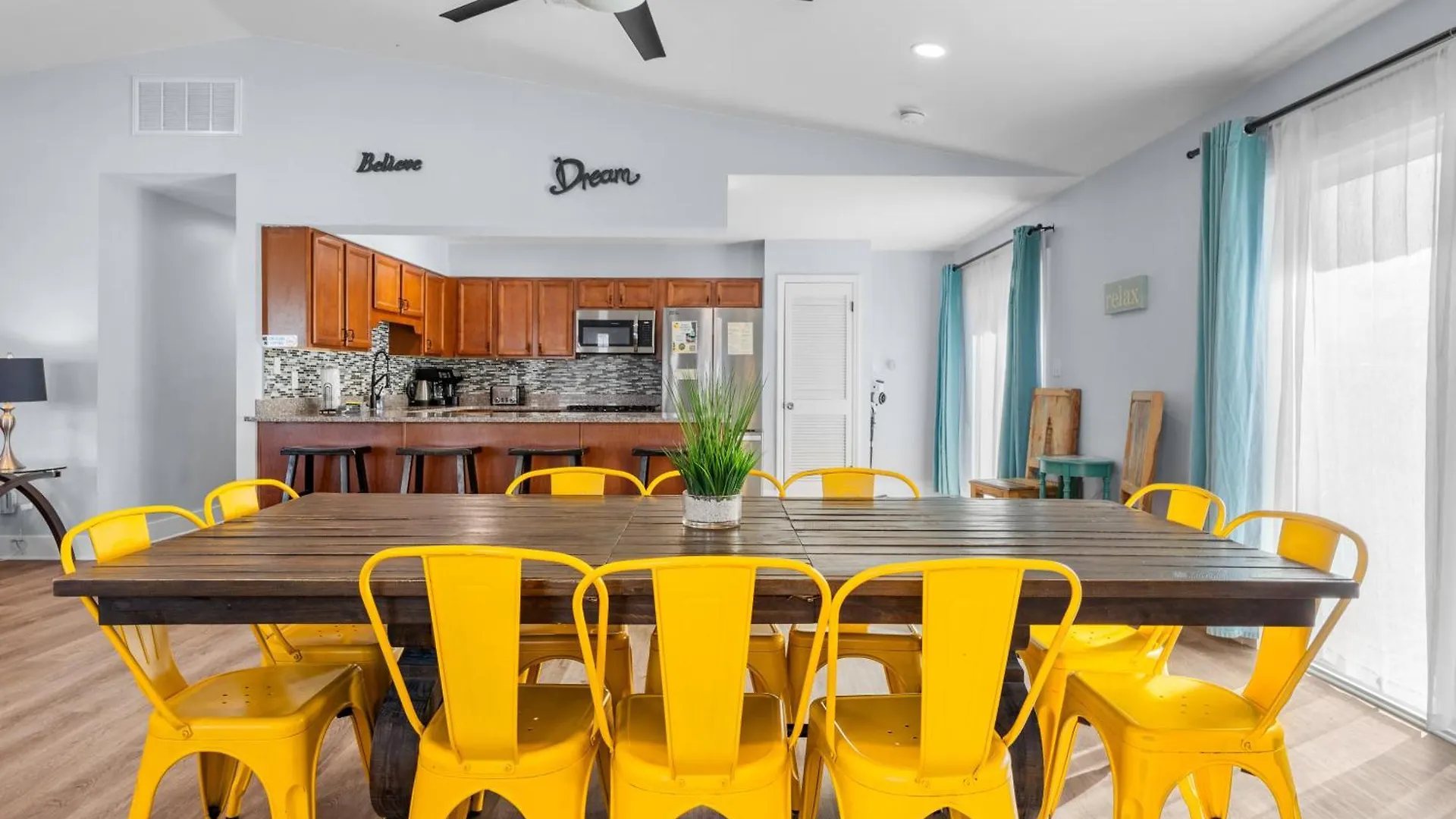 Zula Retreat: Pet-friendly Oasis With Pool, Steps From Shore Holiday home *