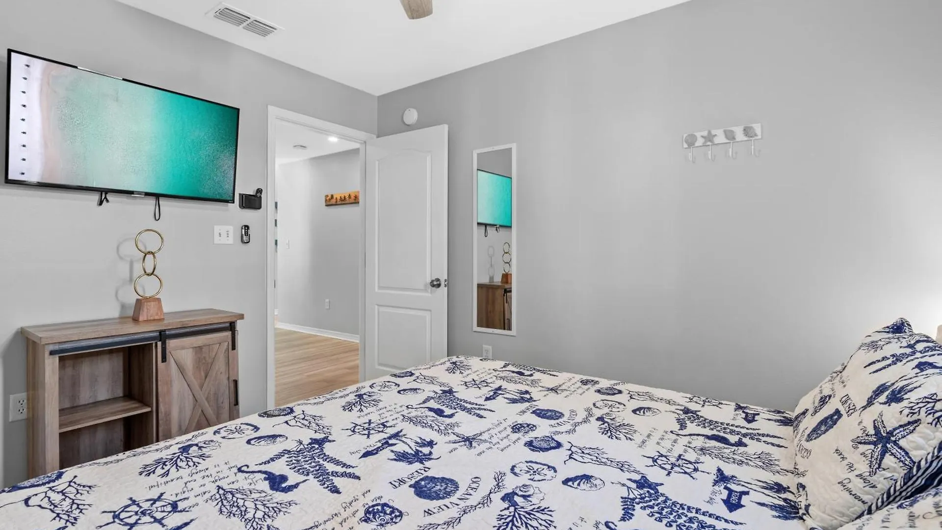 Luxurious House, Private Heated Pool, Dedicated Office, Mins Walk To & Shops 펜션