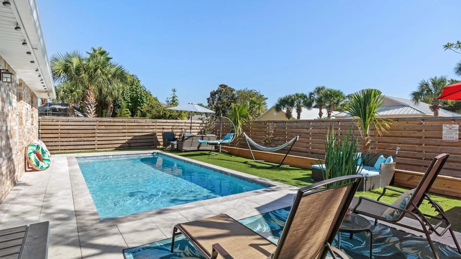 Luxurious House, Private Heated Pool, Dedicated Office, Mins Walk To & Shops 펜션 *