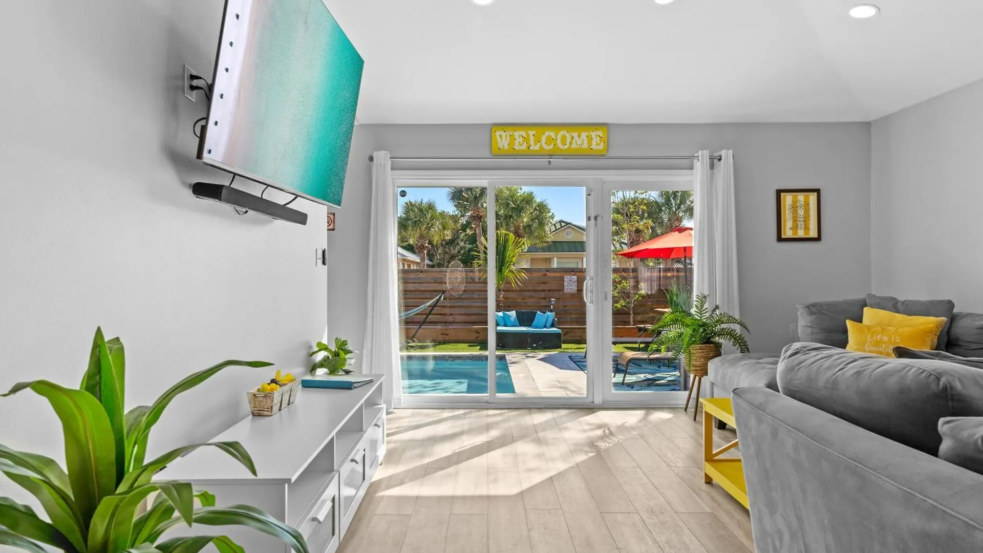 펜션 Luxurious House, Private Heated Pool, Dedicated Office, Mins Walk To & Shops