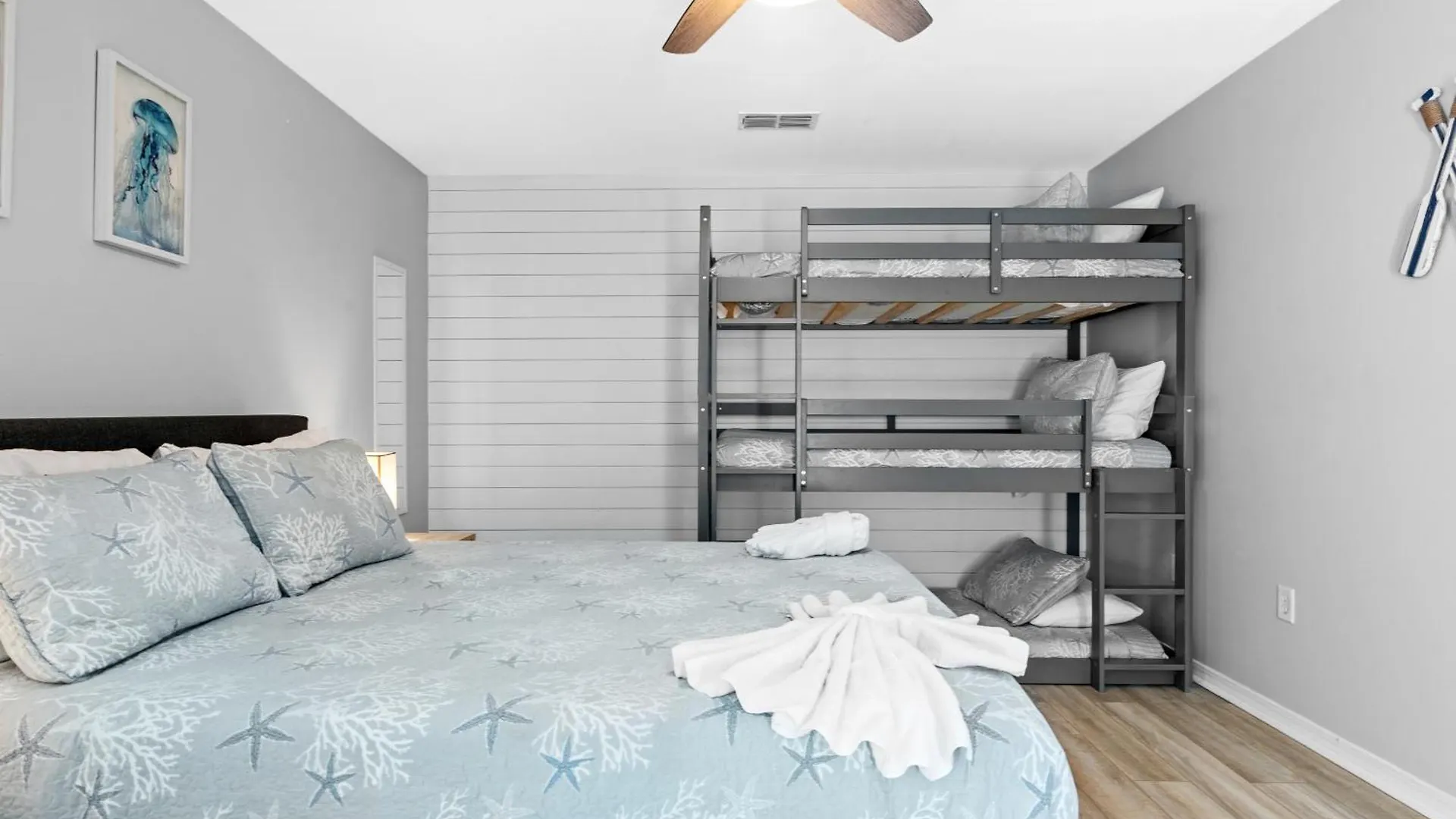 Luxurious House, Private Heated Pool, Dedicated Office, Mins Walk To & Shops 펜션 *