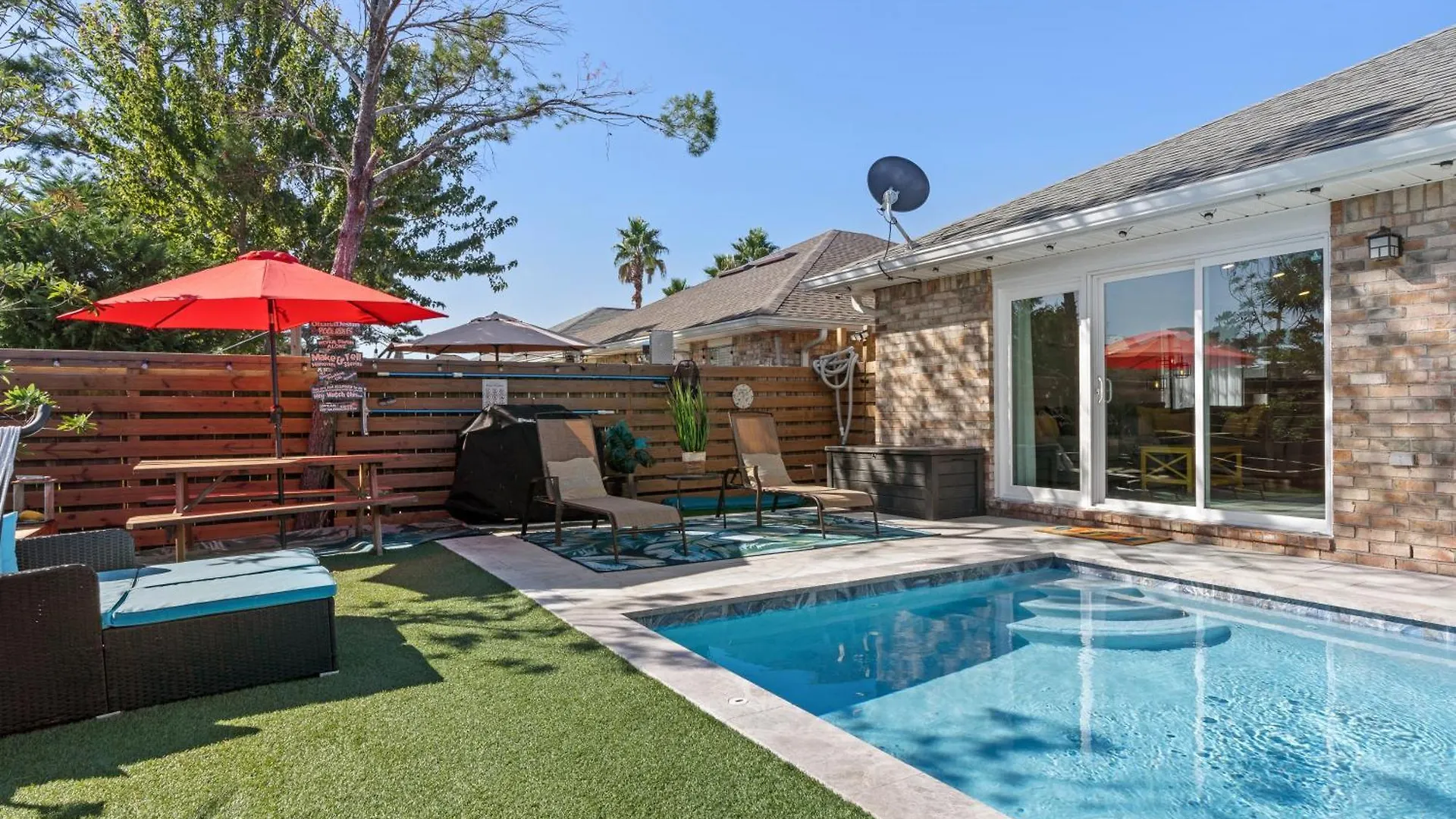 펜션 Luxurious House, Private Heated Pool, Dedicated Office, Mins Walk To & Shops *