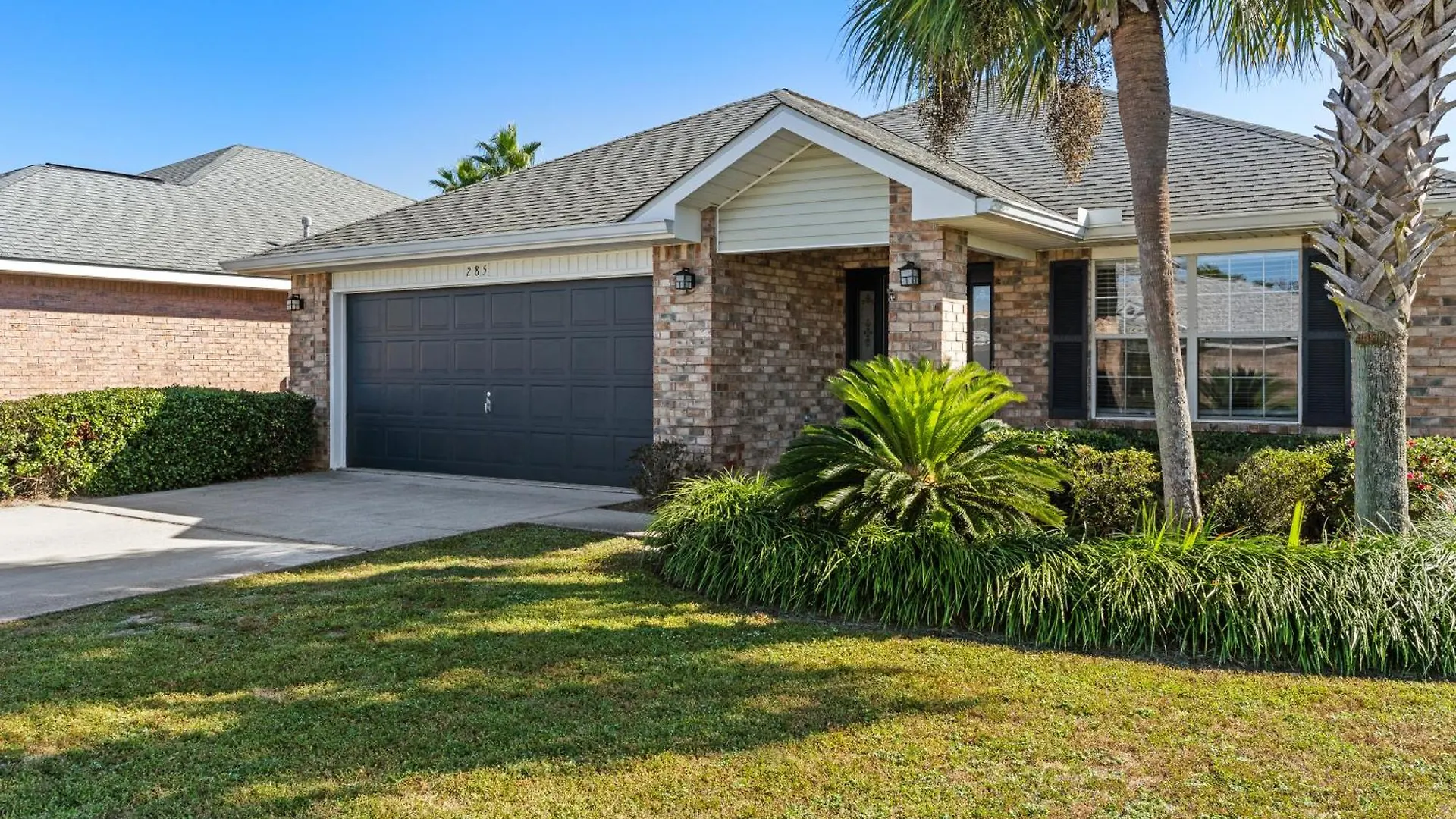 Luxurious House, Private Heated Pool, Dedicated Office, Mins Walk To & Shops *