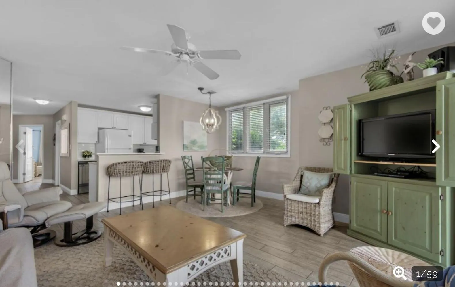 3 Min Walk To Beach- Gulf Breeze Lakefront Retreat! Sleeps 8 Holiday home *