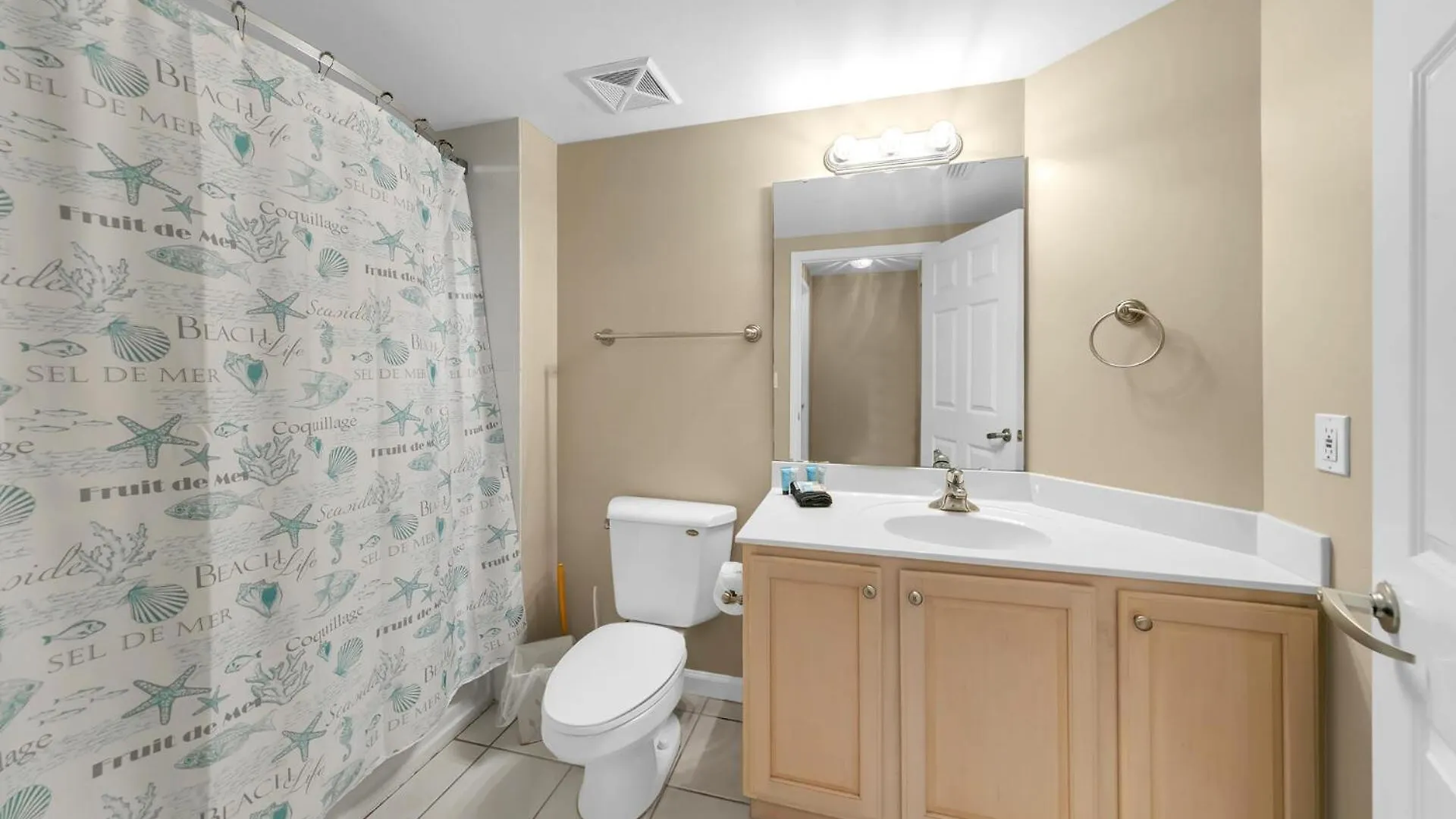 Beautiful Spacious Penthouse 2 Story Front Sleeps 12!