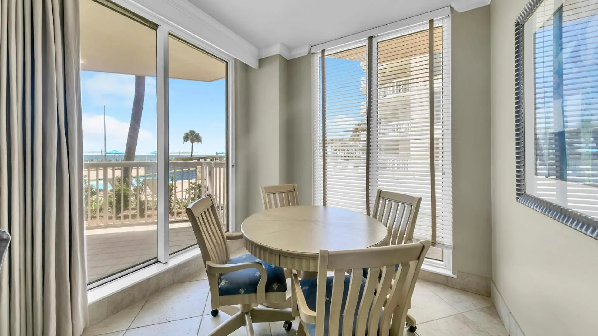 Beautiful Spacious Penthouse 2 Story Front Sleeps 12! 度假居