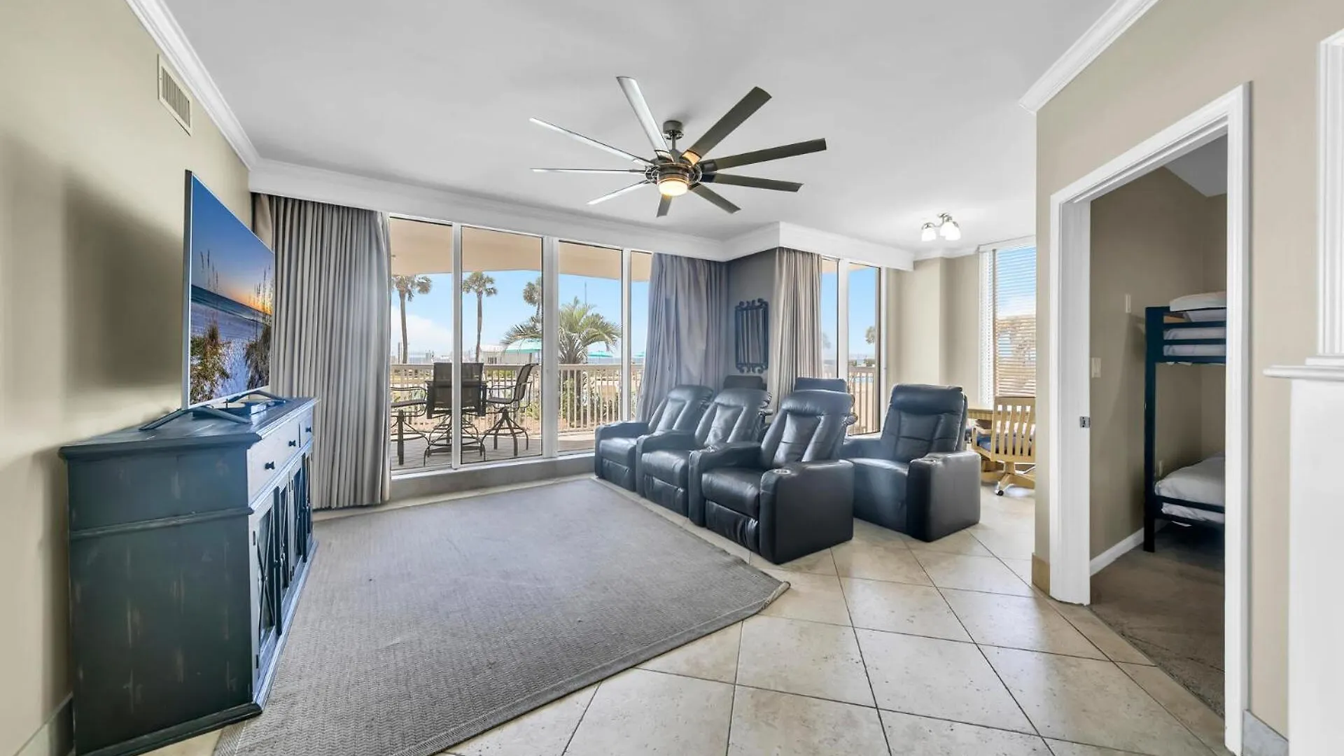 Beautiful Spacious Penthouse 2 Story Front Sleeps 12!